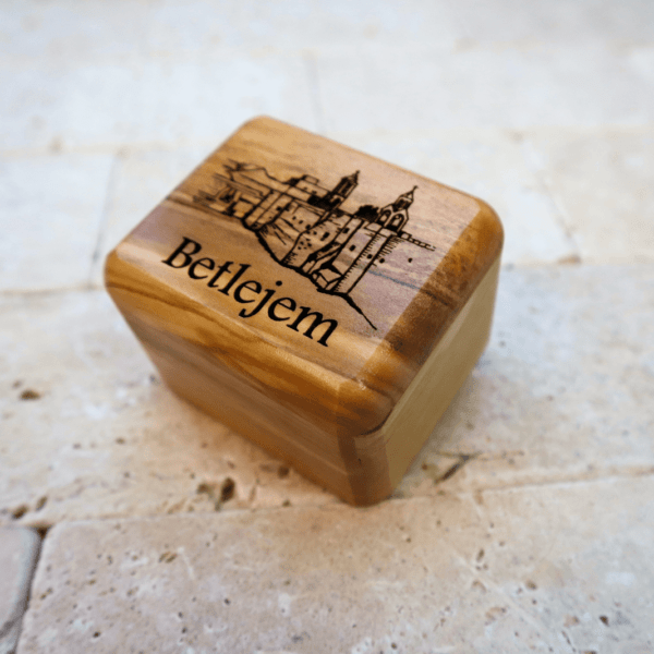 Różaniec z drzewa oliwnego w pudełku z Bazyliką