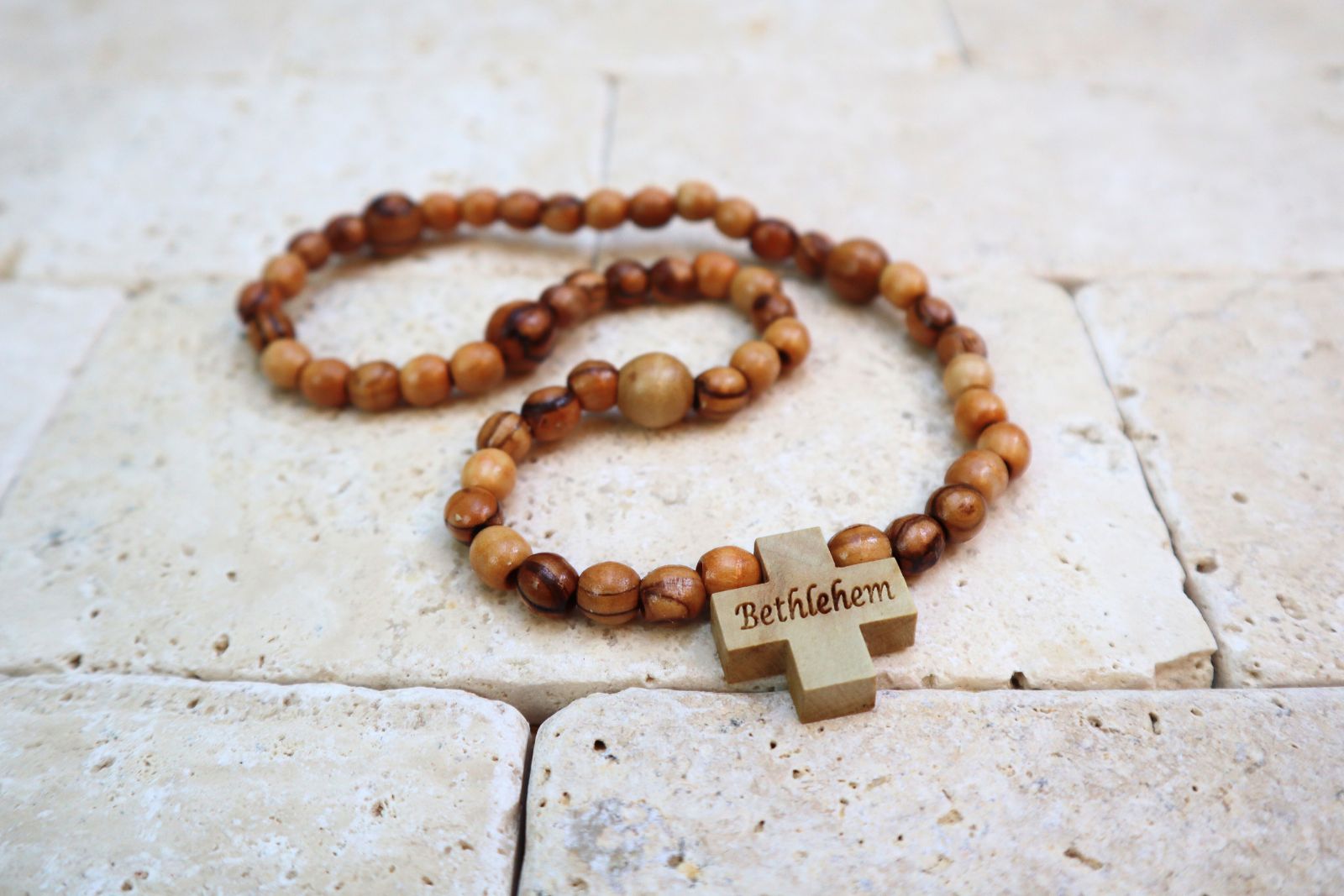 Różaniec z drzewa oliwnego na gumce - obrazek 2