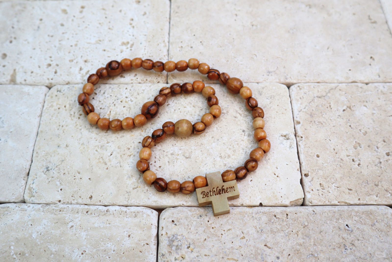 Różaniec z drzewa oliwnego na gumce - obrazek 3