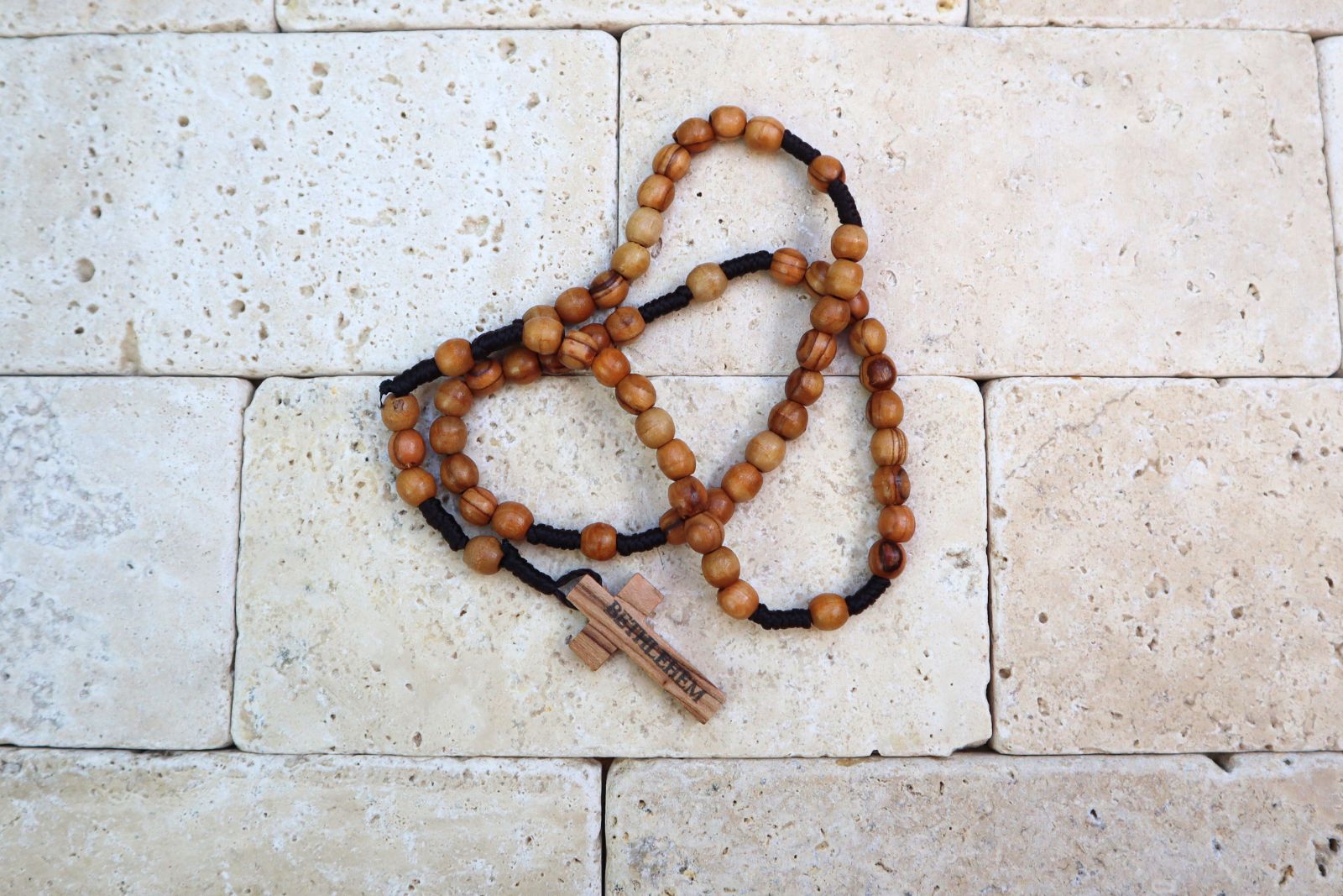 Różaniec z drzewa oliwnego na sznurku - obrazek 2