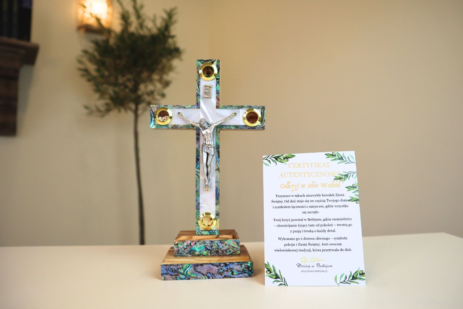 Krzyż z drzewa oliwnego z masą perłową, 19,5 cm, stołowy