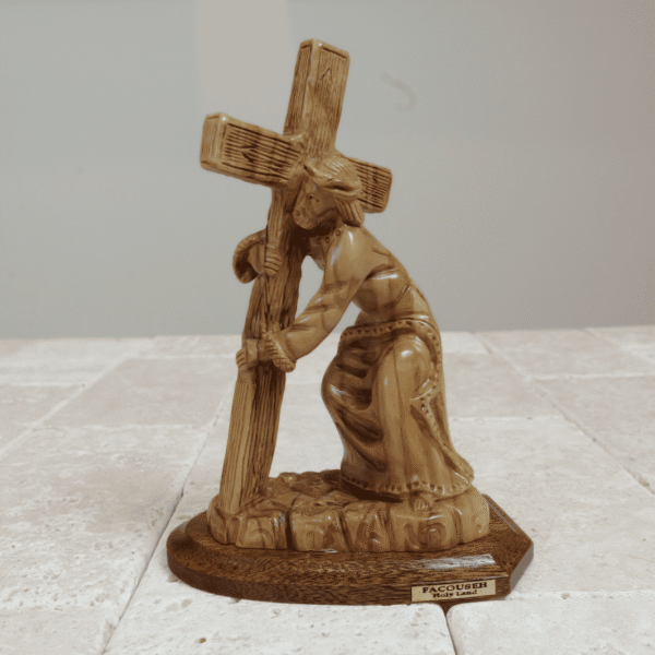 figurka z drzewa oliwnego